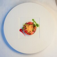 マグロのタルタル  木苺のソース ミモザ仕立て
