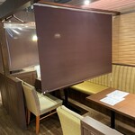 Hamayaki Izakaya Barubaru Atami - 全席、ロールスクリーンで仕切れますので、隣のお客様を気にせずお食事をお楽しみいただけます。真ん中のお席のみ透明ですが、飛沫対策も万全です。