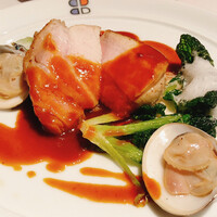 ブラッスリー ポール・ボキューズ 大丸東京 - フランス産ラサンテポルクのロース 春キャベツと蛤 トマトとシェリーヴィネガーソース