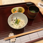 まる富 - ご飯とお味噌汁と香の物