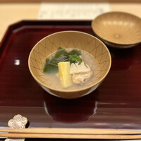 まる富 - 蛤の潮仕立て。筍とわかめ。