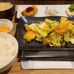 食事処 おばんや - 日替わり定食(税込980円)
            ①海老と春キャベツの塩炒め
            味付けは濃いめで白ご飯が進みます
            ②コロッケ(ハーフ)
            ③春雨サラダ
            ④冷奴
            ⑤白ご飯
            ⑥お味噌汁
            ⑦漬け物
            
            食後に珈琲有