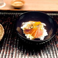 緒方 - ◯ メジマグロ（ヨコワ）の小さな丼。
                    切りつけもいい感じに作用しつつ皮目をさっと炙ってあってその上から卵黄がかかる。抜群の美味しさ。
                    天井から降る柔和なあかりと漆器の黒の対比も立派な調味料でした。