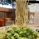 中華蕎麦 春馬 - 小麦香るちぢれ麺をリフトUP⤴️