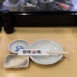 蟹喰楽舞 別館 - タップして写真を見てください。冷蔵ショーケースに作り置きの刺身