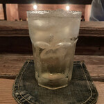 スタンド 酒と音楽。 - コースターが大きい。