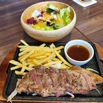 Ginza Raion - ランチのステーキのセットをサラダにしてつまみに。