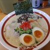 Ramenya Ichibantei - 煮玉子乗ってるトンコツラーメン！彩り良し！