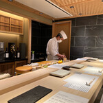 江戸前寿司 すし福 - L字型のカウンター