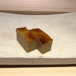 江戸前寿司 すし福 - 表面がパリパリに炙ってあるクリームブリュレみたいな黒糖のたまご焼き。これはイナバウアーしまくり！