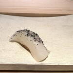 江戸前寿司 すし福 - 竹炭の塩を使った炭イカ