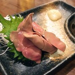 Torimichi Sakaba - 鳥道酒場 上野本店　料理写真が少ないので角度を変えて白レバー刺し