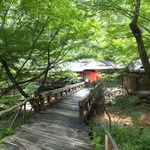 シェ・ブラウゼ - せせらぎに架かる橋の向こうにシェ・ブラウゼがある。新緑の中、抜群のロケーションである。紅葉の季節もきっと…