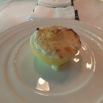 シェ・ブラウゼ - アミューズがいきなりスペシャリテ。「シェフTAKIGAMIのグレープフルーツの釜焼」SSサイズのグレープフルーツの中にホタテの貝柱、チキン、刻んだ果肉、ホワイトクリーム、2種類のチーズ。