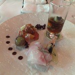 シェ・ブラウゼ - オードブル「ブドウ・白桃と生ハム、ムツと甘エビの刺身、ジュンサイとオクラのジュレ」