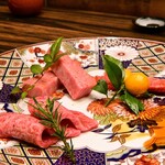 焼肉 拍手喝采 - 綺麗な器にブランド牛