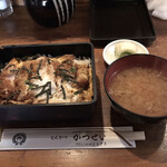 とんかつ かつせい - 「かつ重」800円。みそ汁、お新香付き。