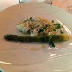 シェ・ブラウゼ - メイン魚「マトウ鯛のムニエル、グリーンアスパラ、ベルギーエシャロットと大葉」