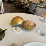 プレスキル - 保温性の高いパンの容器。食べる分だけパン皿に取り分けて食べる。バターは自家製の海藻バターらしく、軽い食感でガチうま。