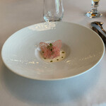 プレスキル - ビーツで染めた蝶々のチュイルが美しいアミューズは、カニ風味のジュレの上にカニ身を乗せてクリームソースで仕上げたガチうまでビールが進む。