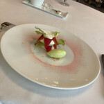 プレスキル - 春キャベツをパイ生地の代用にパリッと乾燥させた、パイ生地のないイチゴのミルフィーユらしく、春キャベツのアイスクリームを添えて、春らしいアシェットデセールでガチうまだった。