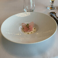 プレスキル - ビーツで染めた蝶々のチュイルが美しいアミューズは、カニ風味のジュレの上にカニ身を乗せてクリームソースで仕上げたガチうまでビールが進む。