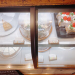 Mugi cafe - 冷蔵ショーケース(この日は、リンゴのベイクドチーズケーキ、チョコバナナシフォン、いちごシフォン、レアチーズケーキ、ガトーショコラ、スフレチーズケーキ)