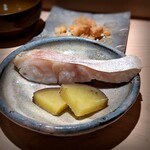 千葉たかおか - ツヤピカの白甘鯛。甘鯛の骨の出汁で漬け込んで炭火焼き。