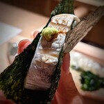 千葉たかおか - 竹岡の太刀魚。プリプリながら脂が乗っている。大葉等の薬味でサッパリ頂ける。海苔の香りも最高♡