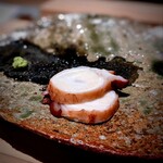 千葉たかおか - 銚子の蛸からスタート。高岡さんの仕立ては独特で蛸の旨みを存分に味わえます。薫り高い病みつき蛸です。