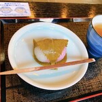 両口屋是清 - 桜餅のアップです