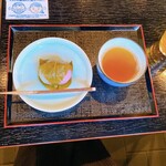 両口屋是清 - 桜餅とほうじ茶です