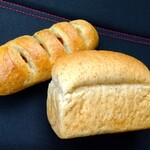 Bakery umi - 黒こしょうウインナー130円、ミニライ麦150円