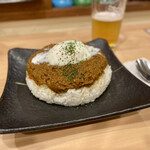 Chiringo - 定番のキーマカレー（ご飯とルーは大盛り）＋ビール