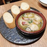 Seafood bar Ermitage 横浜鶴屋町店 - 牡蠣のアヒージョ。必食！！！