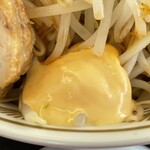 ラーメン もっけだの - 2023.3.1～期間限定『青唐味噌まぜそばニンニク野菜マシマシ』のチーズマヨ