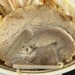 ラーメン もっけだの - 2023.3.1～期間限定『青唐味噌まぜそばニンニク野菜マシマシ』の豚