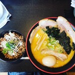 らー麺 火ぷり家 - 赤みそラーメン（チャーシュー＋煮卵トッピング）とチャーシュー丼
