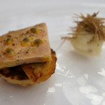 フランス料理 壺中天 - ３-３）バナナのローストとフォアグラのテリーヌ、パッションフルーツのソース、トリュフとマッシュポテト