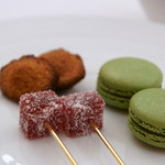 フランス料理 壺中天 - ９）アールグレーのフィナンシェ、抹茶のマカロン、ラズベリーのゼリー