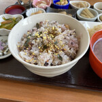 名前のない店 - 十五穀米にふりかけがかけてあった