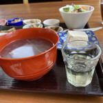 名前のない店 - 右側はお酢　唾液を出やすくするらしい