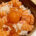 かつ巳 - いくらとサーモンの醤油漬け丼