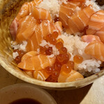 かつ巳 - いくらとサーモンの醤油漬け丼