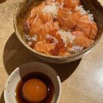 かつ巳 - いくらとサーモンの醤油漬け丼
