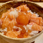 かつ巳 - いくらとサーモンの醤油漬け丼