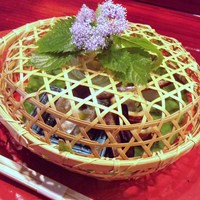 草喰 なかひがし - コアジサイがのった籠が出てきました