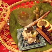 草喰 なかひがし - ←中を開けるとこんな感じ　空豆の白和え、紫豆、鰹の腹子、水蕗、青梅の６種類