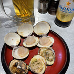 焼はまぐりstand - お通しの焼きハマグリ3個と焼きハマグリのガーリックバター