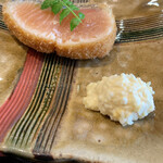 赤坂 渡なべ - 口替り：サクラマスのフライ　タルタルソース とてもレアに揚げられていました。 タルタルソースには、べったら漬けを刻んでいれているそう。 ほんのり甘くて、食感もいいですね。わりとさっぱりしたタルタルなので 脂がのったサクラマスに、とてもよくマッチしていました。